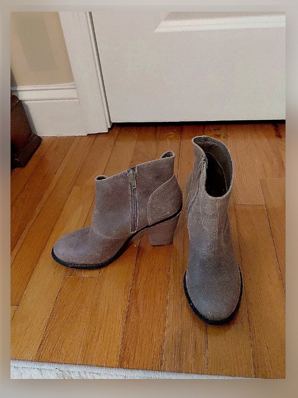 Zip-up low-cut boots